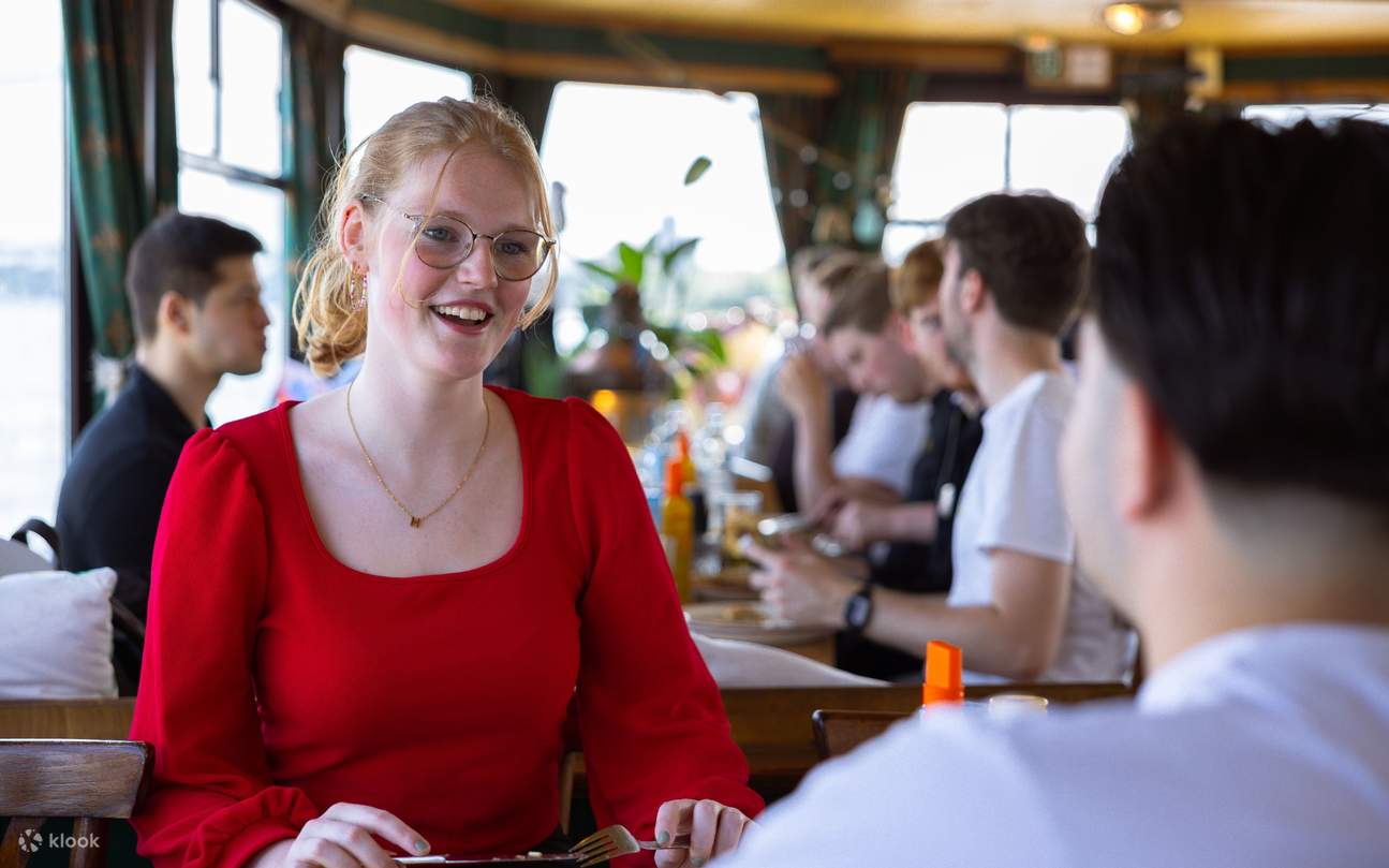 友人たちは笑顔と物語を分かち合い、美味しいパンケーキとクルーズならではの雰囲気を楽しんでいます