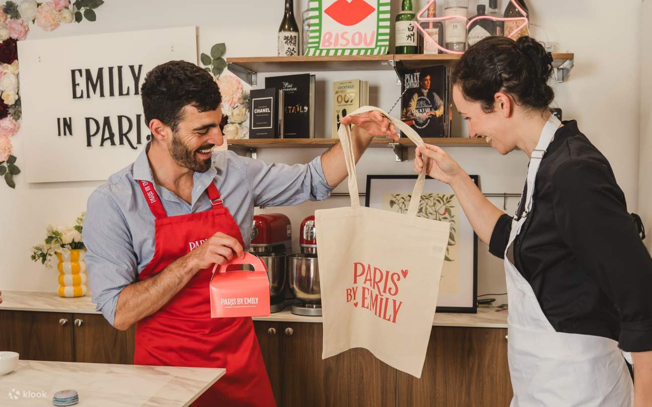 Ein fröhlicher Moment, als Gäste ihre von Paris inspirierten Geschenktüten nach einem schönen Erlebnis erhalten