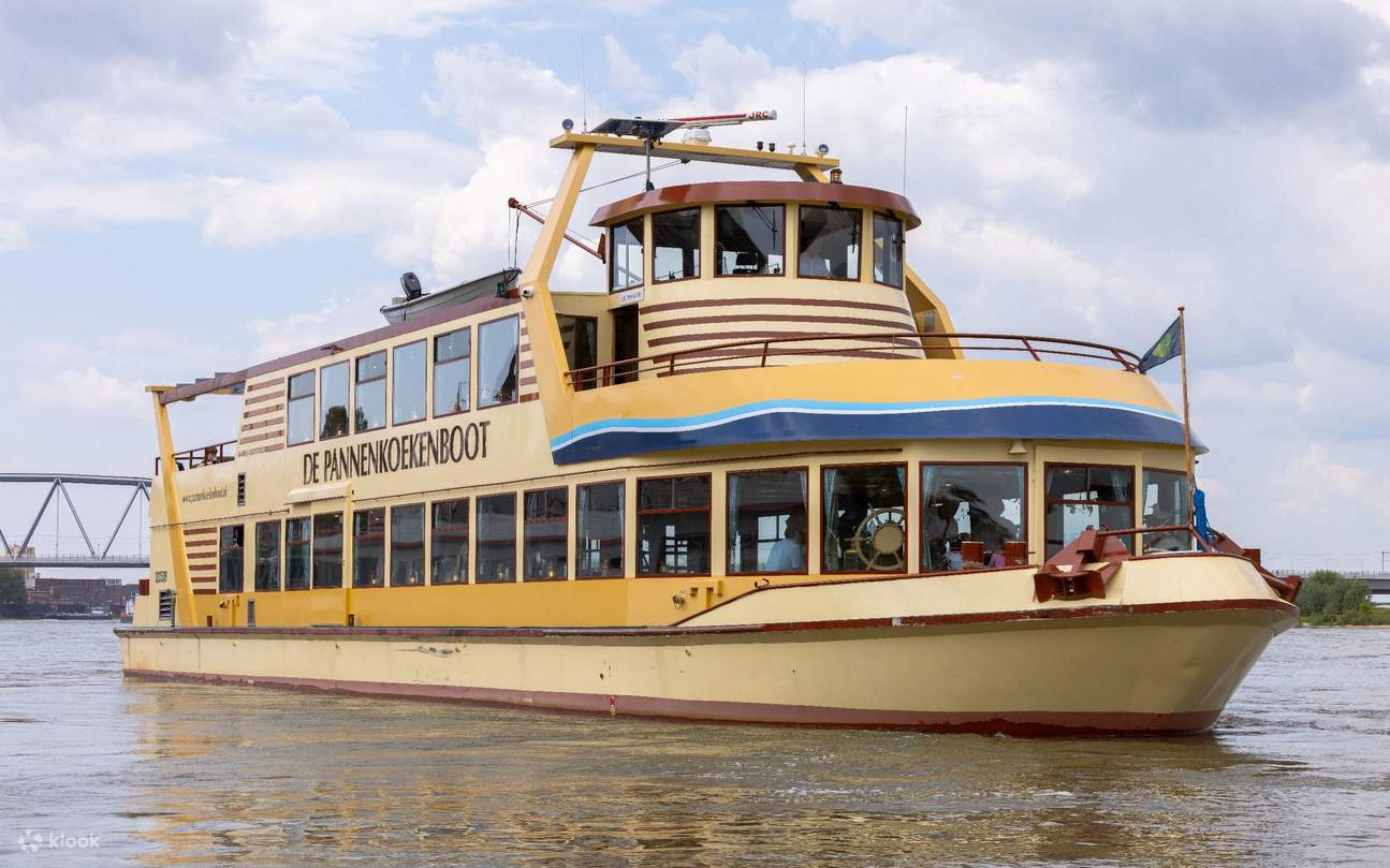 L'elegante barca dei pancake ti aspetta, pronta a portarti via in un viaggio culinario e panoramico