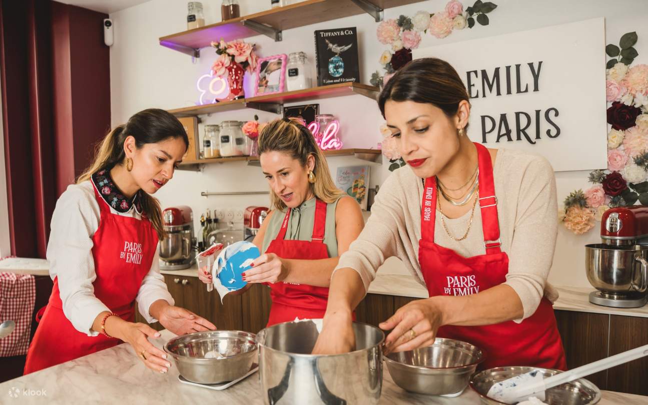 Die Gäste tauchen in den Pariser Geist ein und lernen, wie man den perfekten Macaron-Teig zusammenrührt und vermischt.