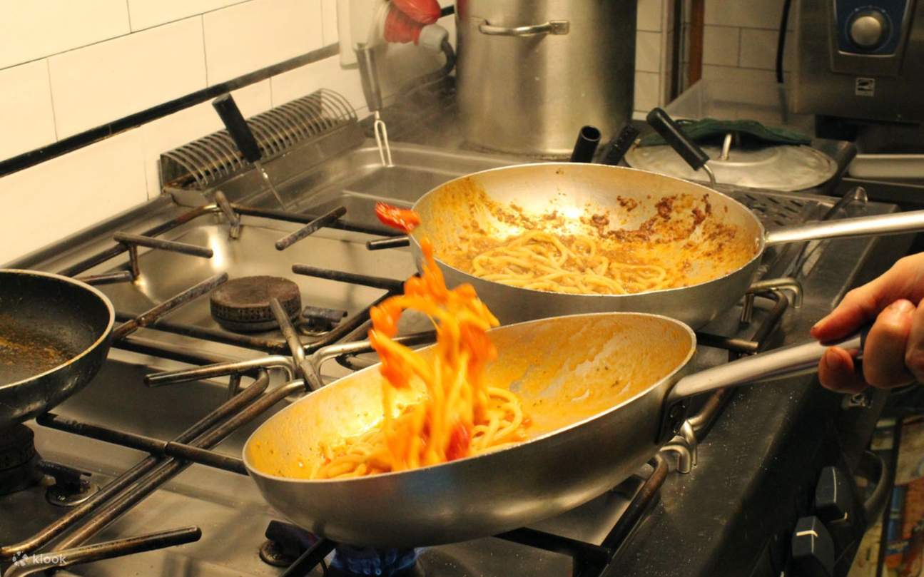 Nguyên liệu tươi ngon tại địa phương trở nên sống động khi một bữa ăn Tuscan theo mùa được chuẩn bị