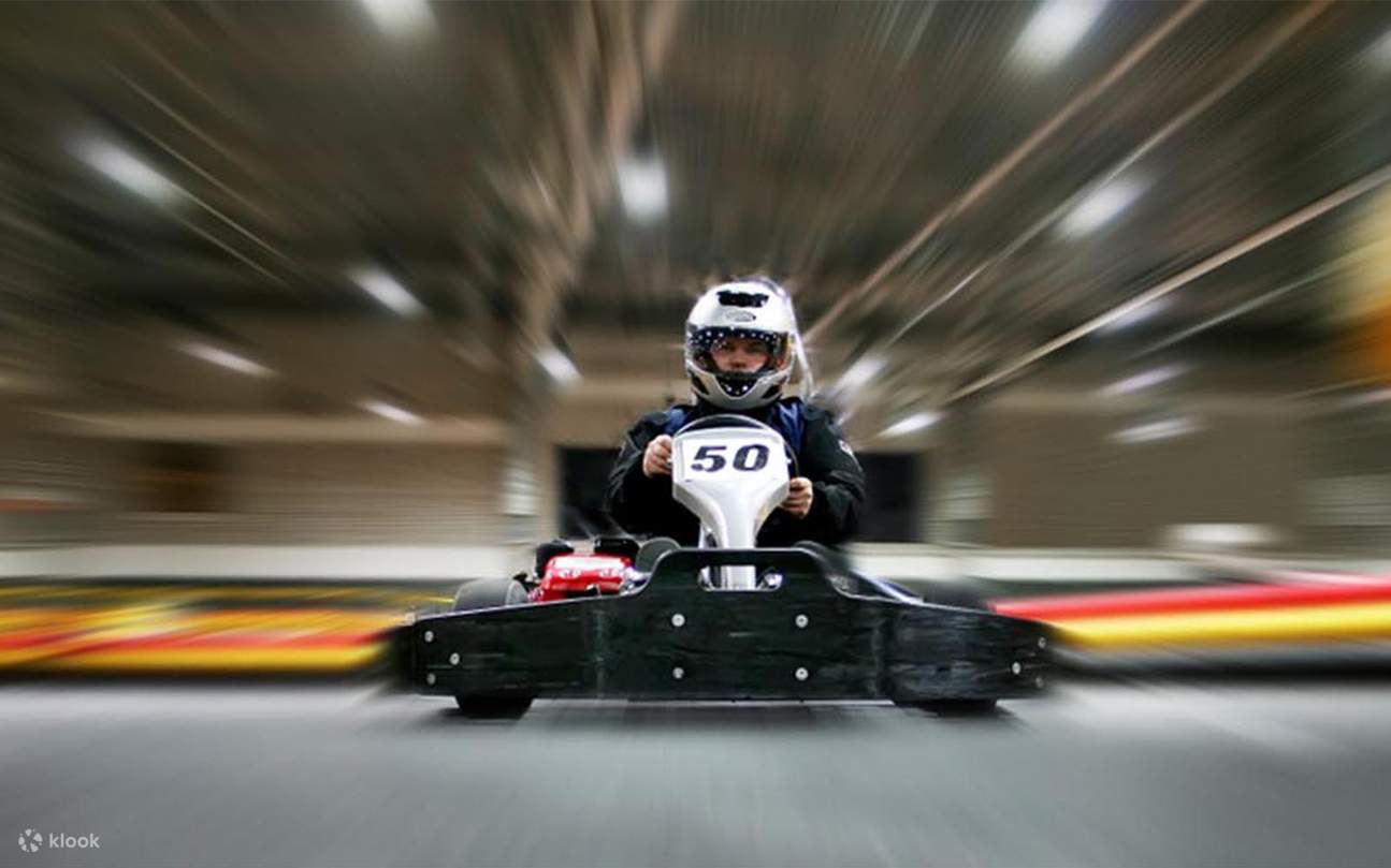 Tay đua trên E-kart tăng tốc trên đường ray tại The Dubai Mall Zabeel