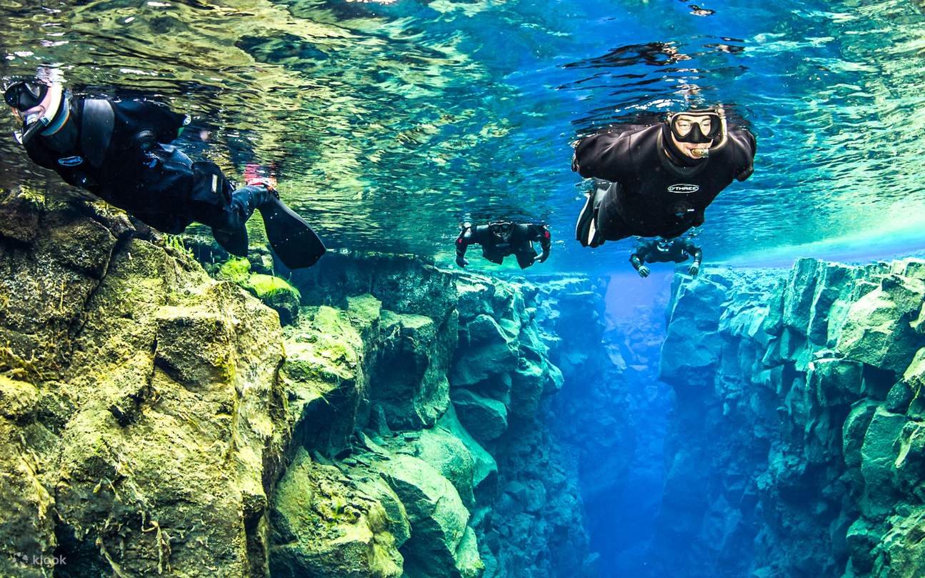 Flotando lentamente y absorbiendo cada hermoso momento en Silfra