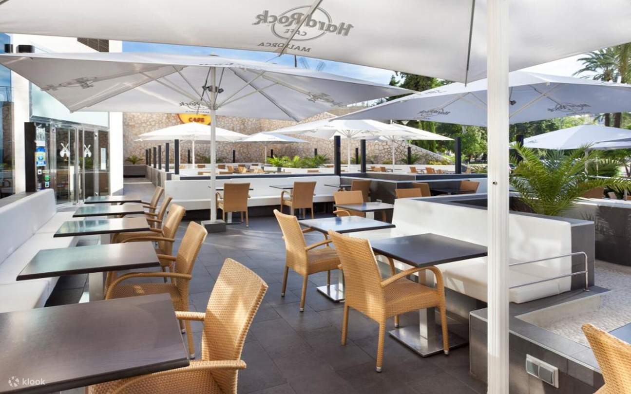 Détendez-vous aux tables de la terrasse tout en vous imprégnant de la brise méditerranéenne et du paysage urbain animé.