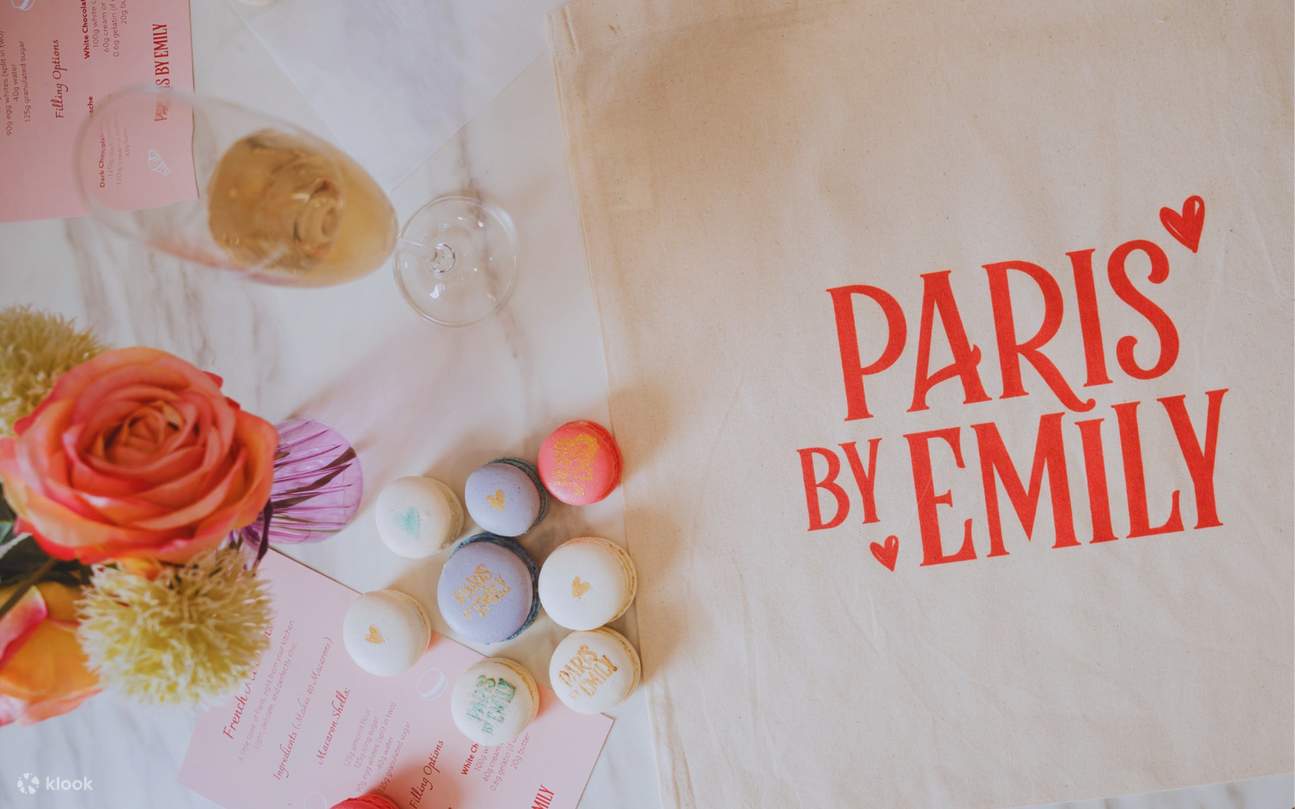 Wunderschöne Pastell-Macarons und elegante Andenken fangen die Magie dieses bezaubernden Emily in Paris-Erlebnisses ein.