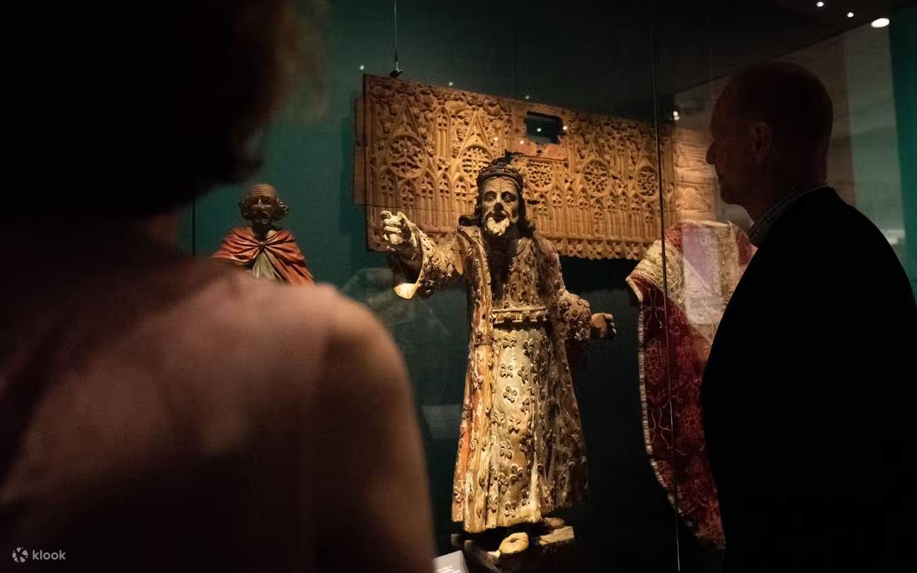 Entdecken Sie mittelalterliche religiöse Schätze, darunter geschnitzte Statuen und kunstvolle historische Kirchenartefakte.