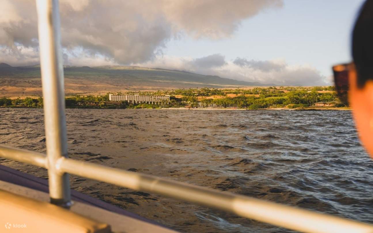 夕阳缓缓沉入火山之后，海风轻拂发梢，在豪华快艇上尽享魔幻时刻。