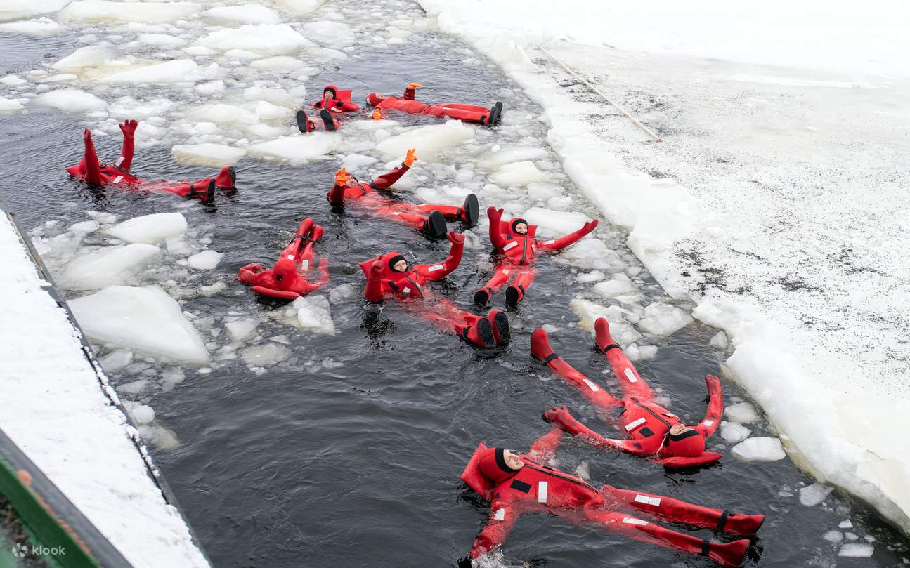 アイスフローティング、ウォーキング、景色の良いクルージングを組み合わせた忘れられない北極の冒険を体験してください
