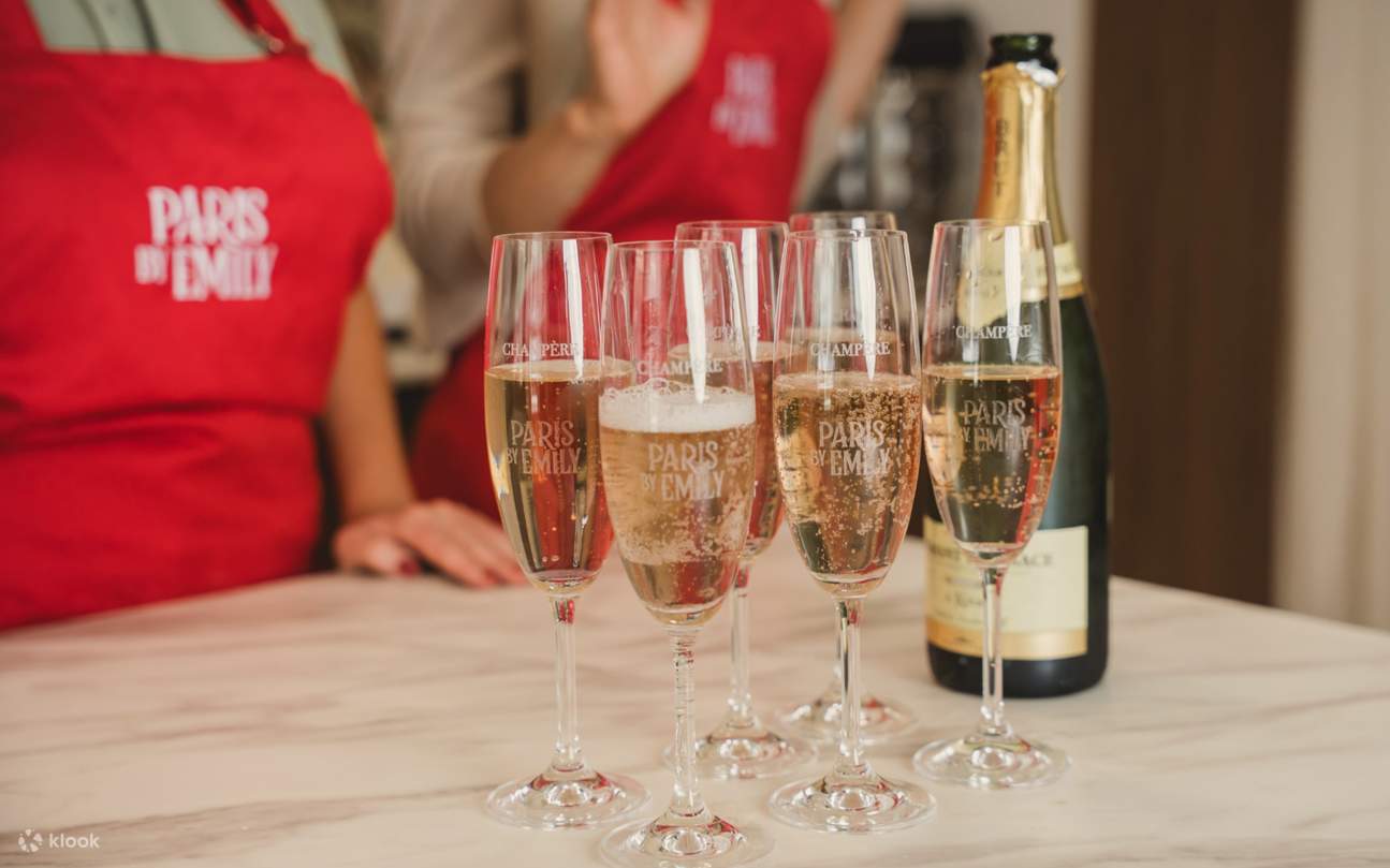 Sprudelnde Getränke werden ausgeschenkt, um frisch gebackene Macarons und einen unvergesslichen Pariser Workshop zu feiern.