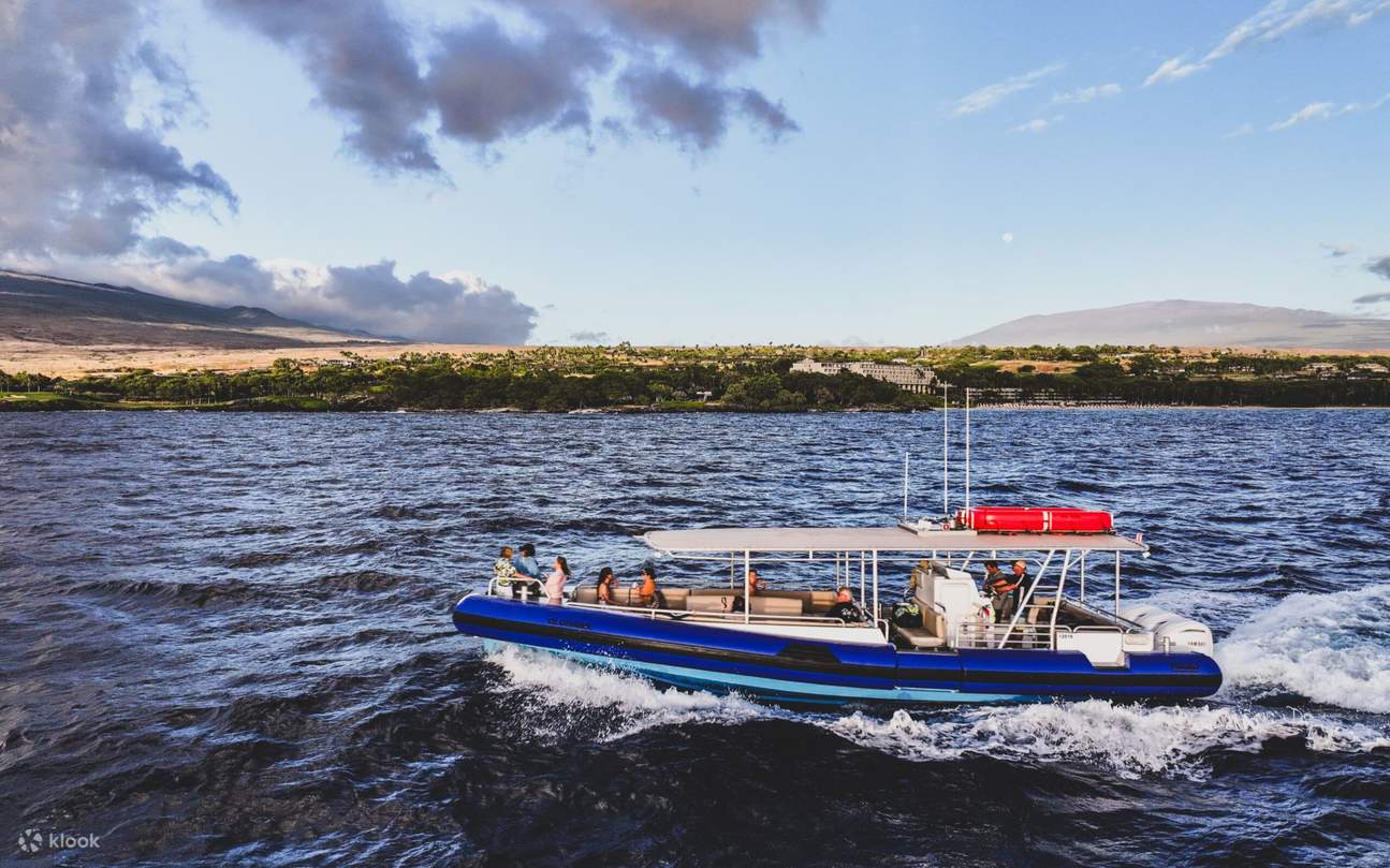 搭乘「Mauna Kea 夕阳游船」，在金色的天空、轻柔的海浪和浓厚的岛屿氛围中，体验夏威夷的迷人魔力。