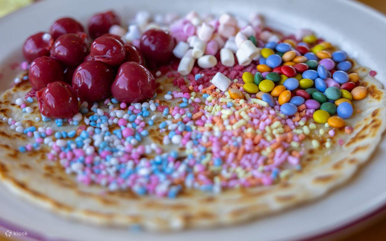Concediti un paradiso di pancake! Confetti vivaci e ciliegie creano una delizia irresistibile e personalizzabile.