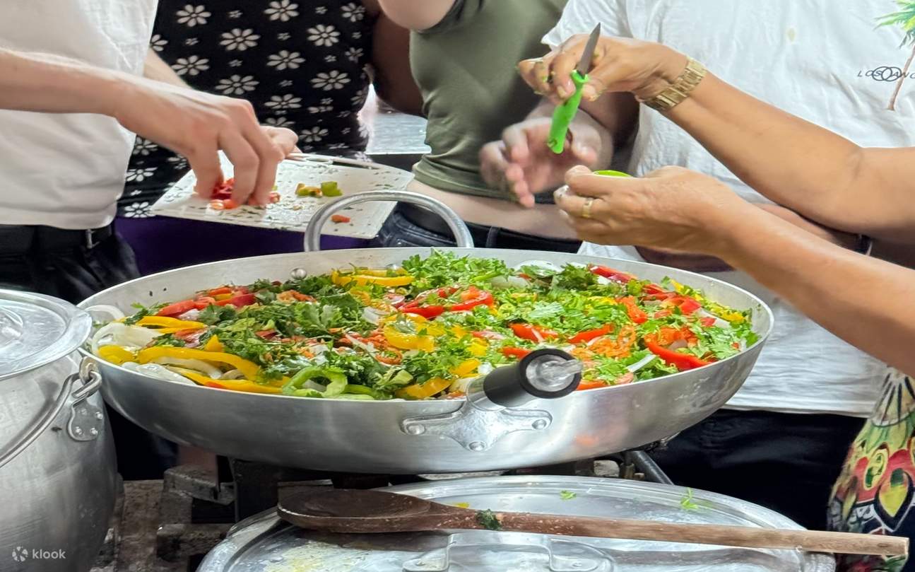 Mischen Sie Gewürze und Zutaten, während Sie in einem Workshop Salvador’s klassische Gerichte Schritt für Schritt nachkochen