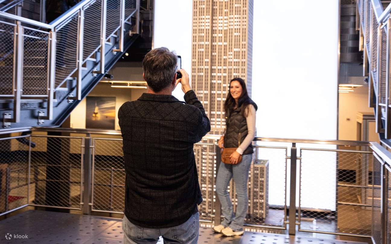 Pareja romántica comparte un momento, mirándose en la plataforma de observación