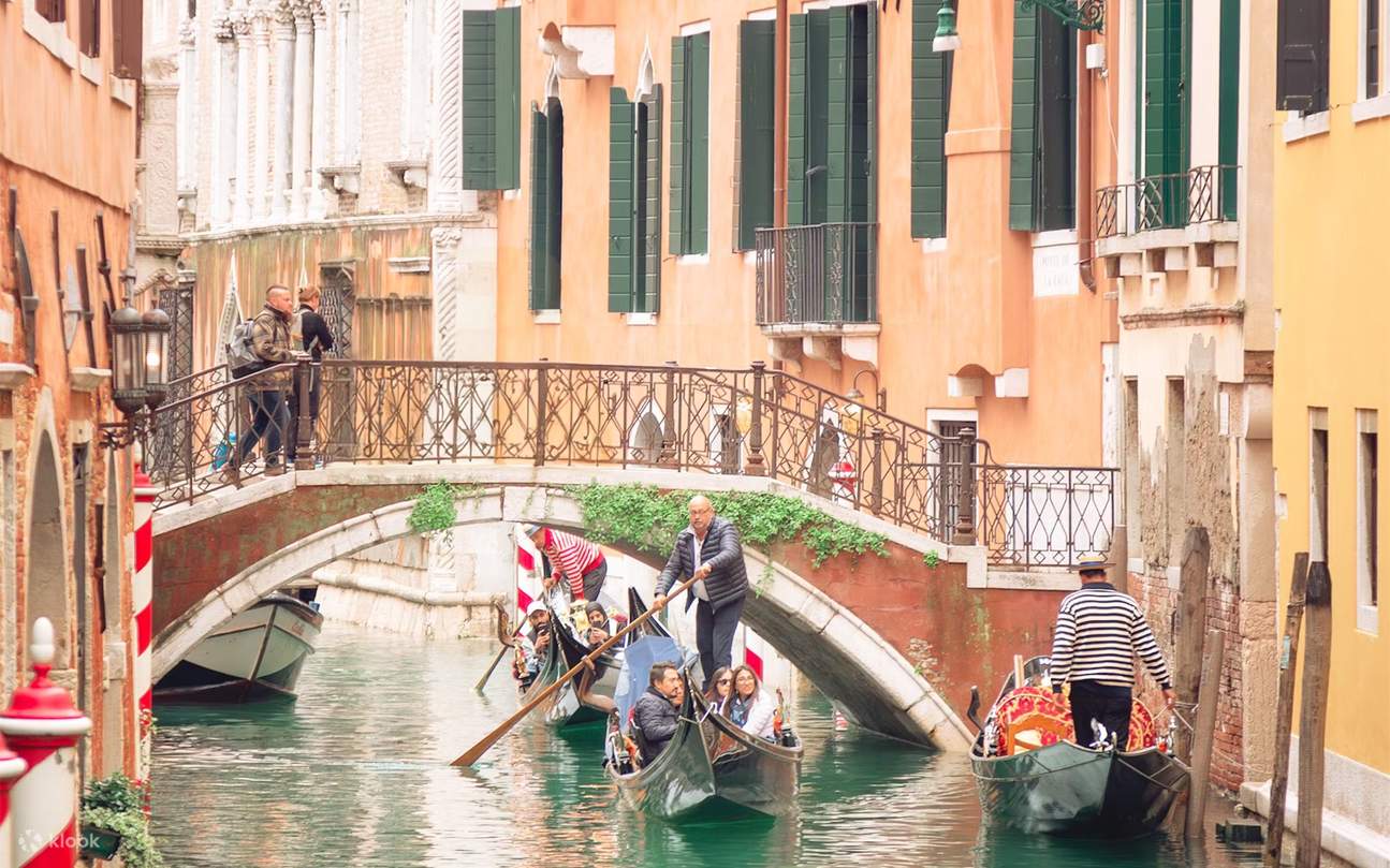 Alami keajaiban Grand Canal dari gondola klasik