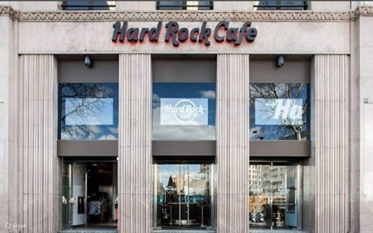 Extérieur du Hard Rock Cafe Barcelone avec son logo emblématique et son design architectural moderne
