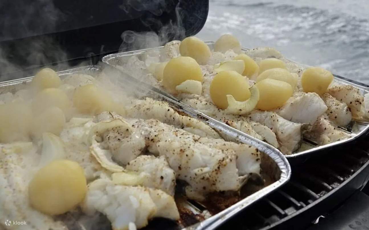 デッキでは、蒸し焼きにした魚とポテトを熱々の状態でご提供。海の恵みを存分にお楽しみください。