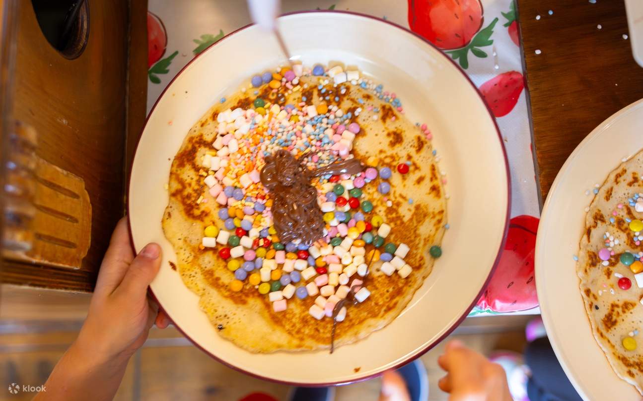 Un dolce capolavoro in divenire, poiché ogni pancake è una tela per un divertimento delizioso e colorato durante la crociera.