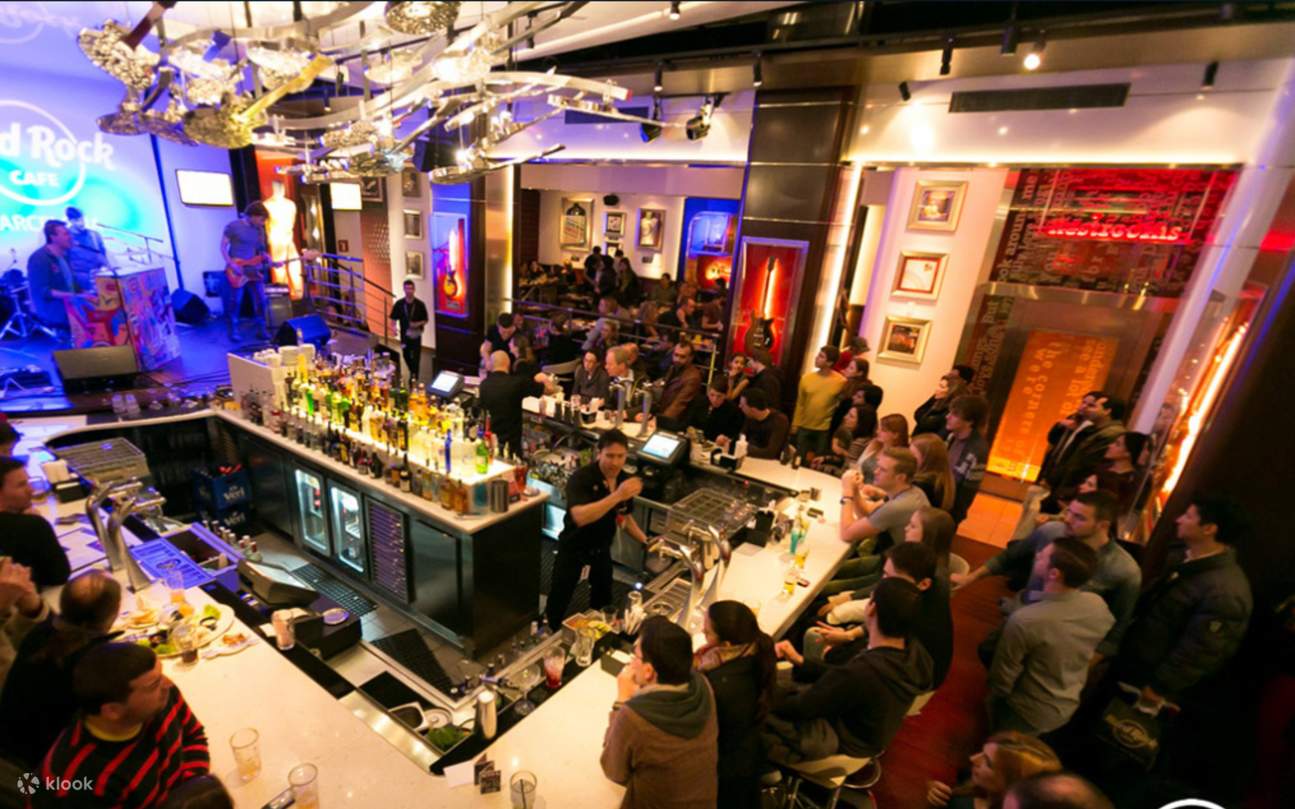 활기찬 장식과 클래식 록 기념품을 선보이는 아늑한 카페 내부