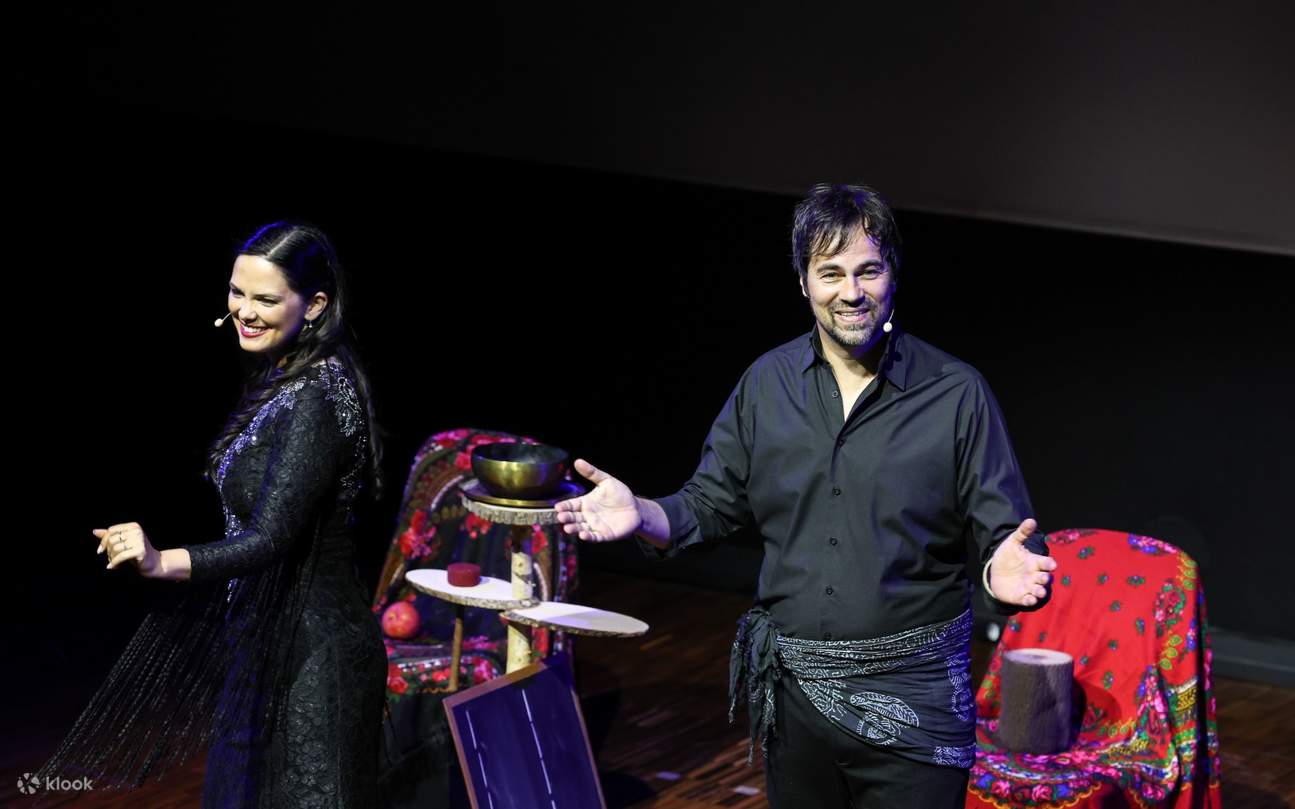 Anca und Lucca Showticket für Magic World Wien