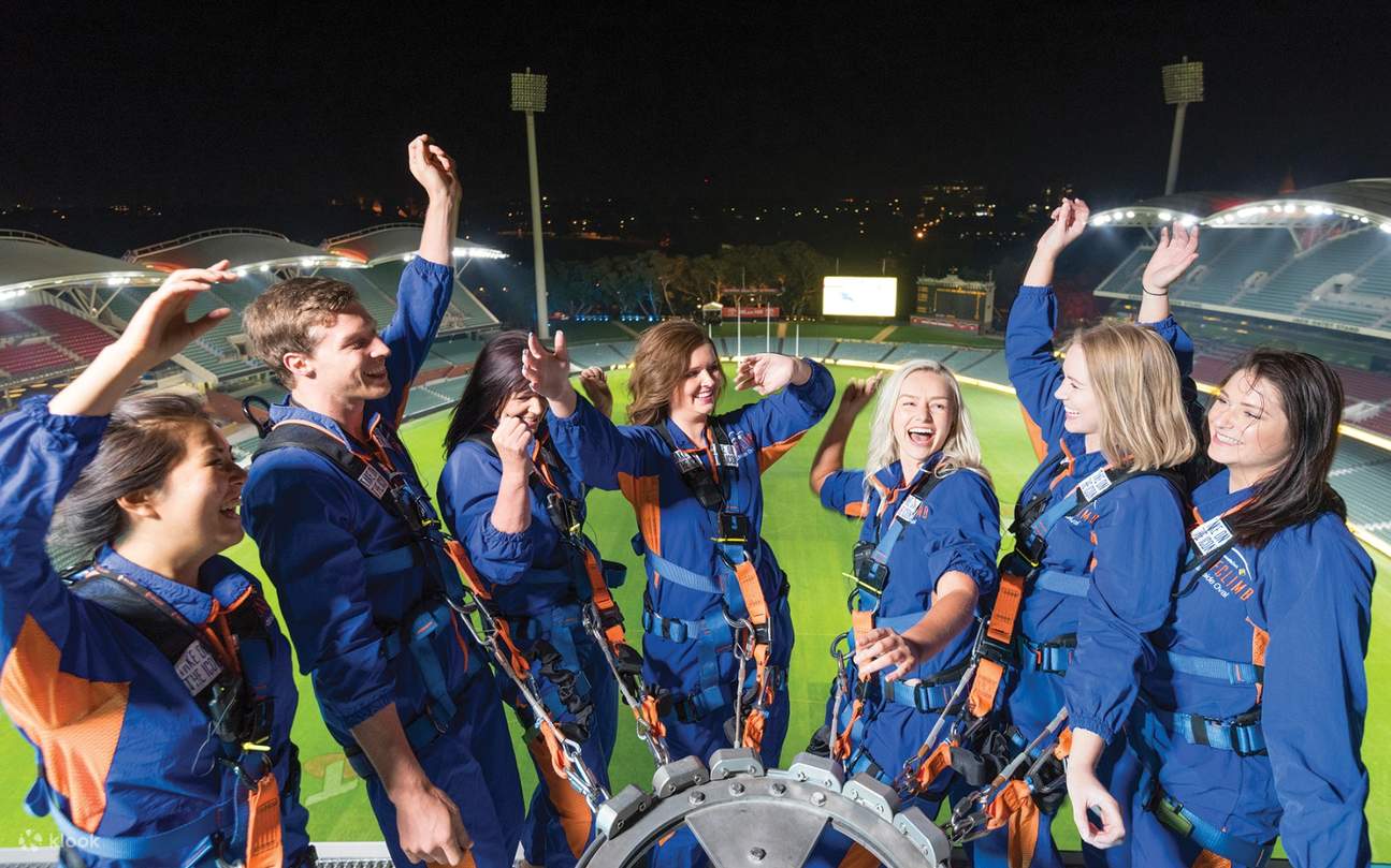ascension nocturne sur le toit de l'Adelaide Oval 