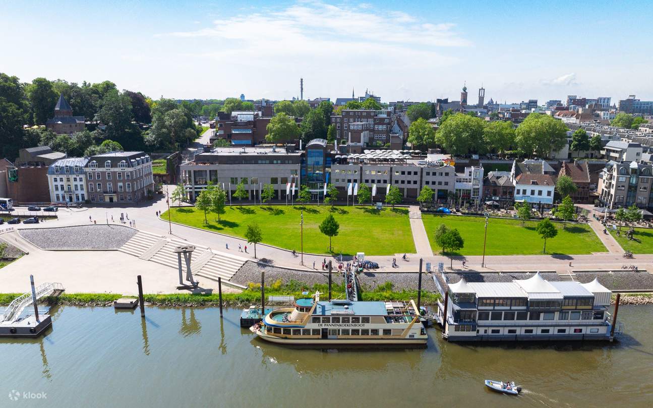 歴史的なナイメーヘンを通り過ぎ、川から眺める素晴らしい街の景色を楽しみながら美味しいパンケーキをどうぞ