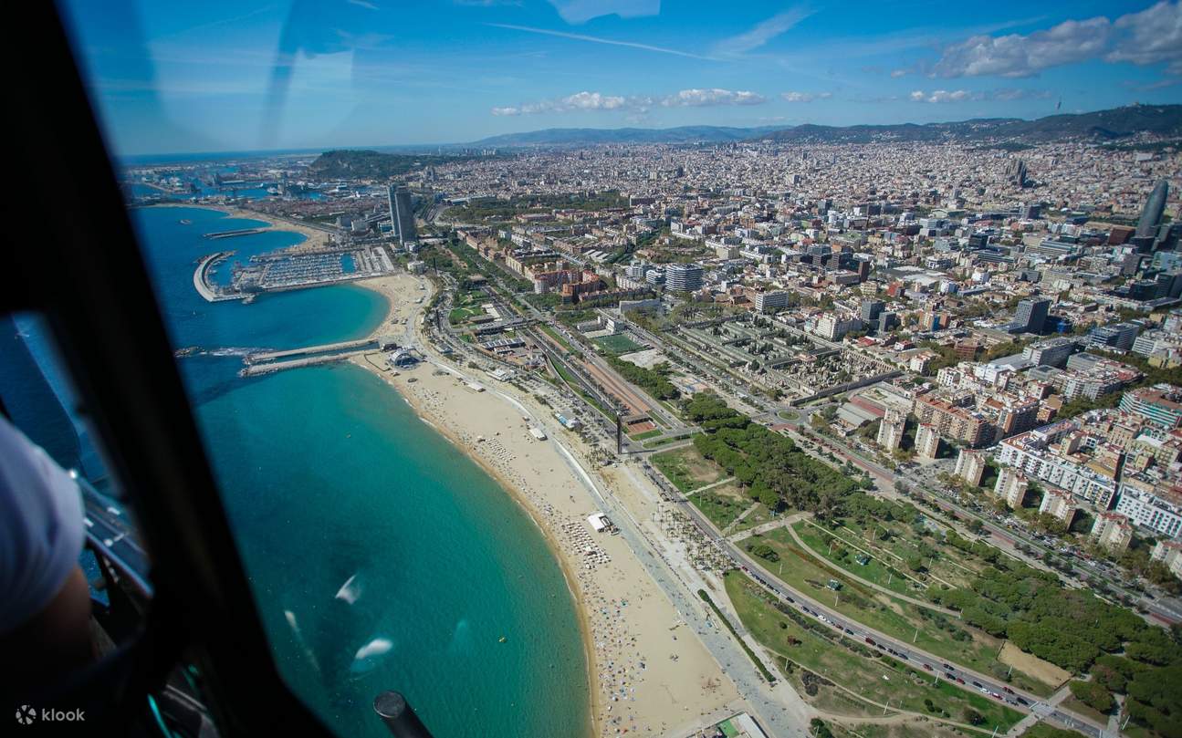 Terbang tinggi di atas pantai Barcelona yang berkilauan dan nikmati pemandangan yang menakjubkan dari perjalanan helikopter anda yang anggun dan moden