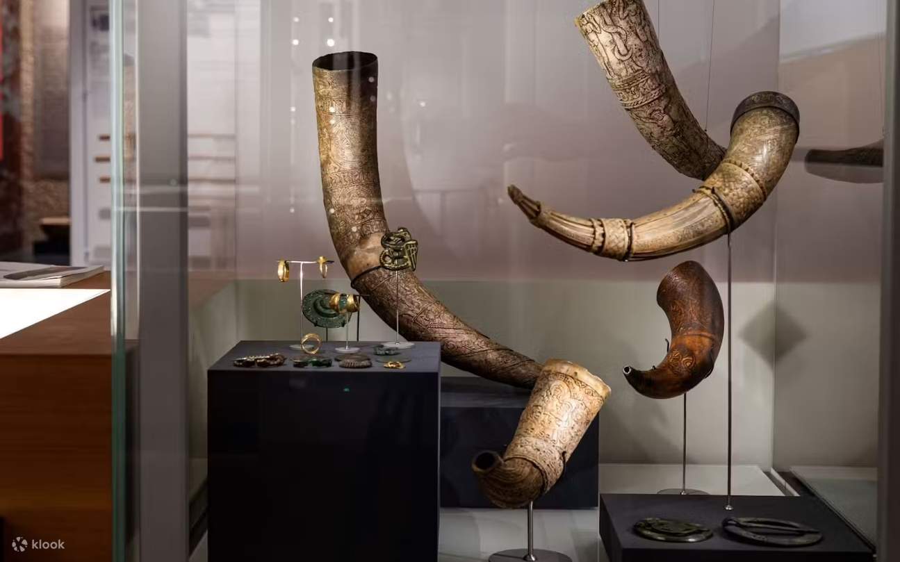Examine antiguos cuernos y herramientas vikingas que reflejan la artesanía temprana y la herencia nórdica de Islandia