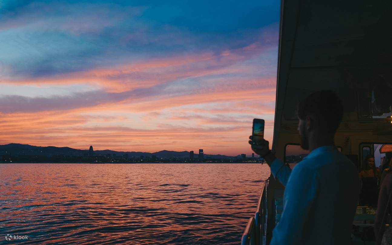 El horizonte sereno resplandece suavemente, con tonos rosas y azules que se mezclan sobre las tranquilas aguas del Mediterráneo.