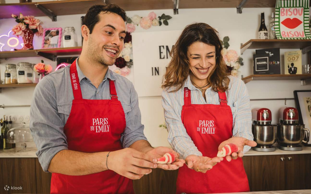 Senyuman melambangkan segalanya—kerja berpasukan dan kreativiti mengubah kelas yang ringkas menjadi pengalaman membakar yang menyeronokkan