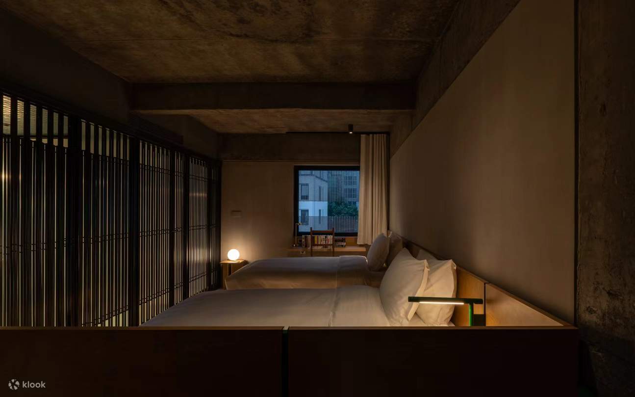 The chandelier in the public area takes [family] as the design concept. The big chandelier on the building looks closely at the interaction between the father and a group of children. The chandelier in the private room on the building is the mother, refle