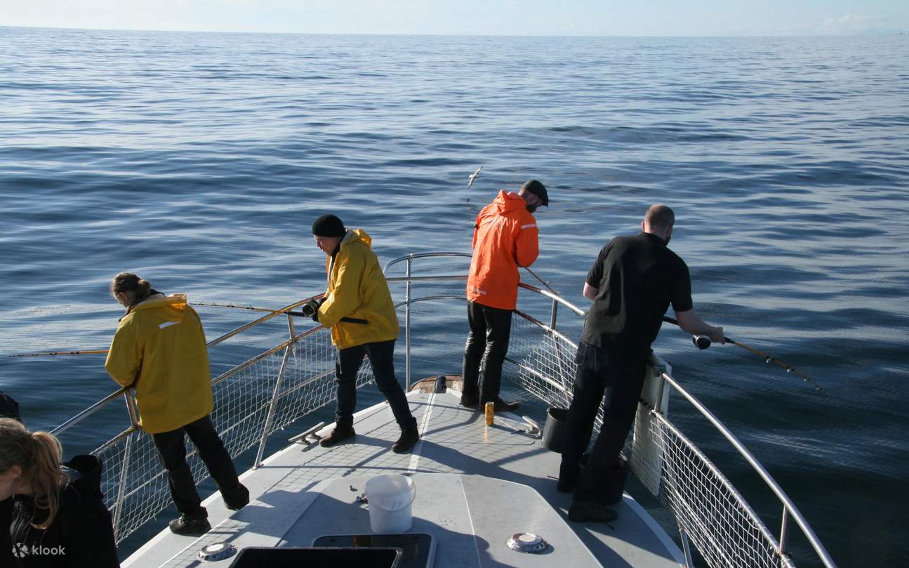 参加者は静かに手すりに沿って立ち、揺れるラインに目を凝らします