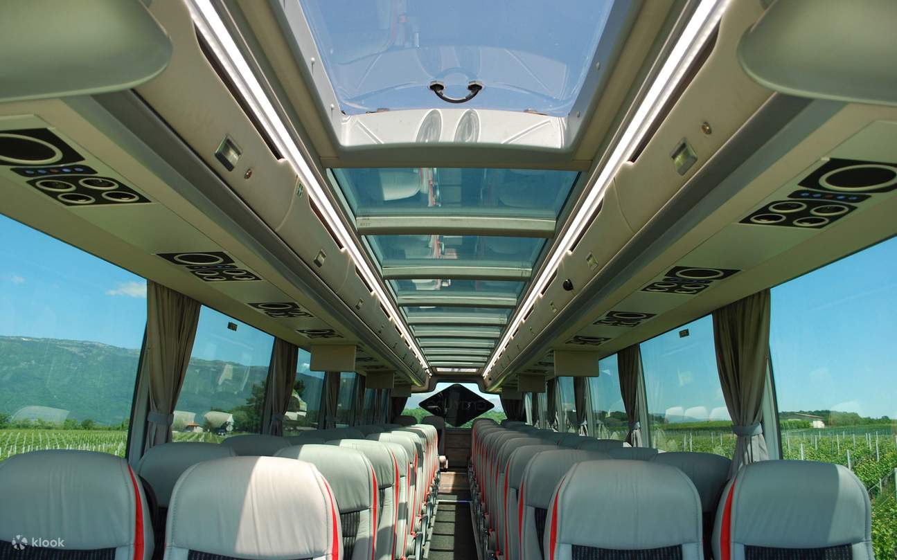 Nikmati tingkap panorama dan kabin yang terang sambil melancong dengan selesa menuju pergunungan Chamonix