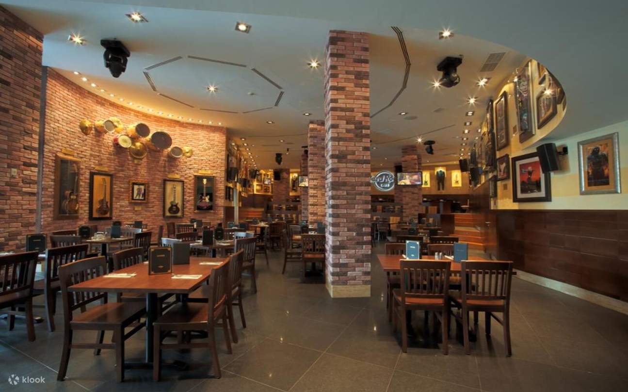 การตกแต่งภายในที่จัดตามธีมจะจัดแสดงของที่ระลึกจากวงร็อกชื่อดัง สร้างบรรยากาศการรับประทานอาหารที่เปี่ยมชีวิตชีวาและน่าดื่มด่ำ