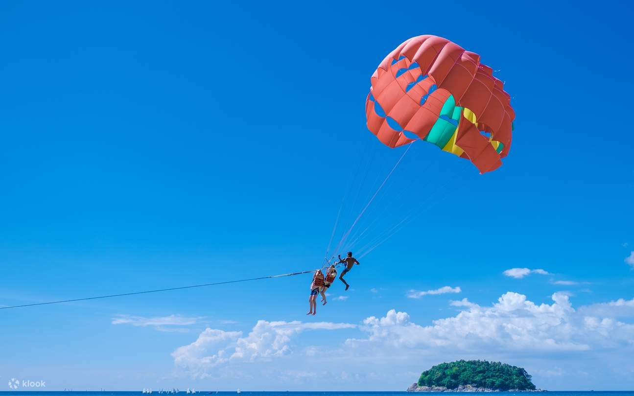 Faites de la plongée et admirez la myriade de coraux dans la mer turquoise !