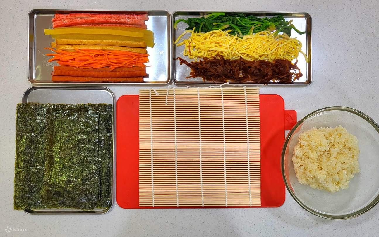 学习如何使用名为“Gimbal”的独特紫菜包饭制作工具，以及如何准备每种食材。