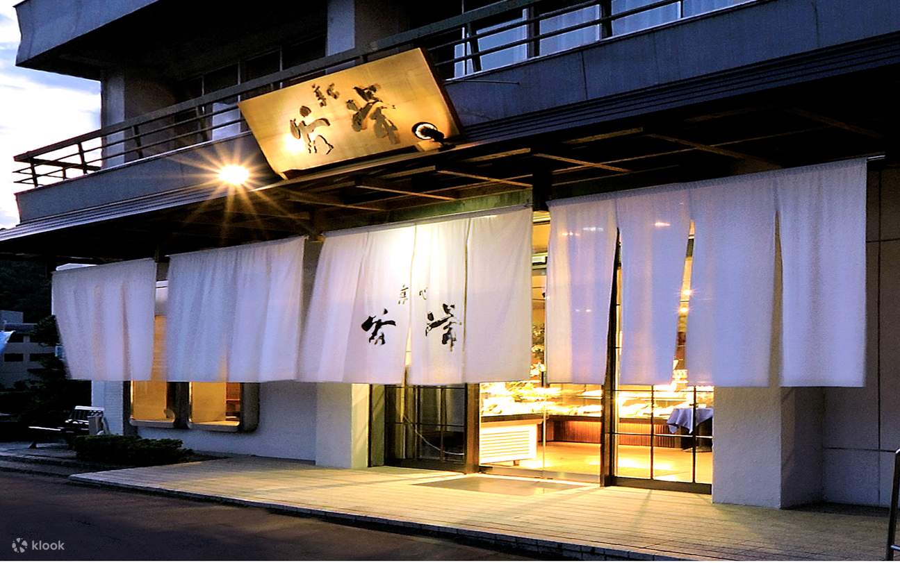 以代表名点“鲇鱼的细语”为首，谷常的菓子深深植根于但马地区的自然风土与四季流转的美韵。