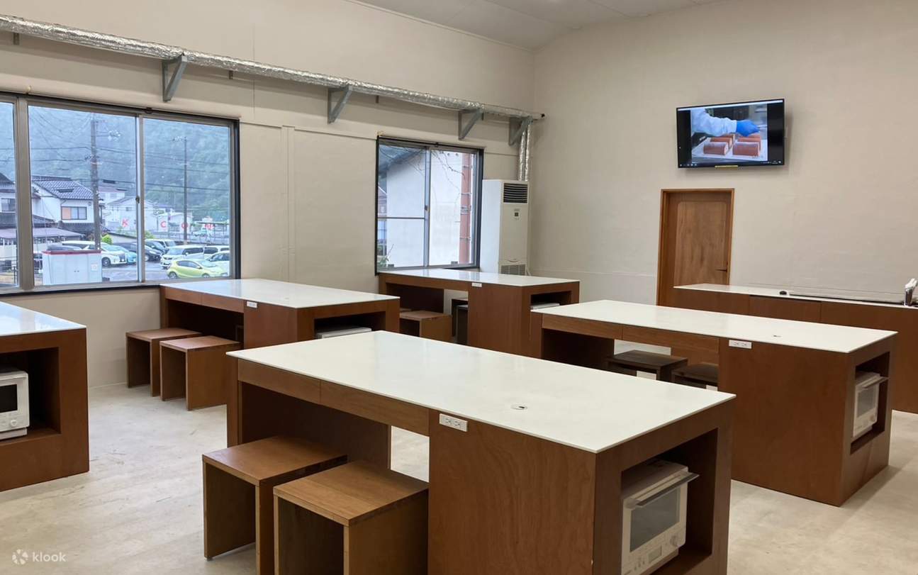 无论是朋友、家人，还是团体（2人～20人），都能在轻松愉快的氛围中学习和果子制作。