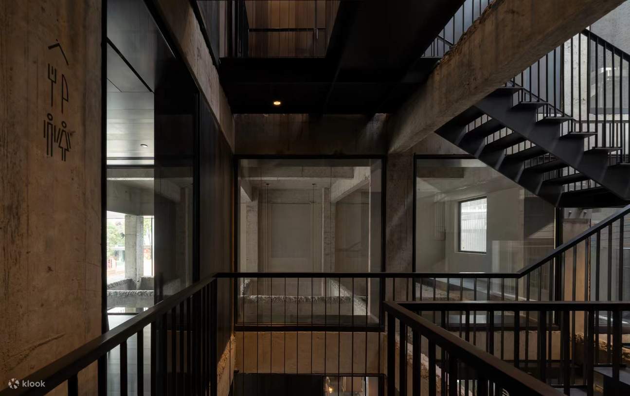 Pintu masuk utama hotel ini tersembunyi di lorong yang sunyi. Dinding merah yang elegan dan menyenangkan serta tanaman pasu hijau di kedua-dua belah lorong itu melegakan kekompakan dan ketegangan yang dibawa oleh bandar yang serba pantas itu. Berjalan mel