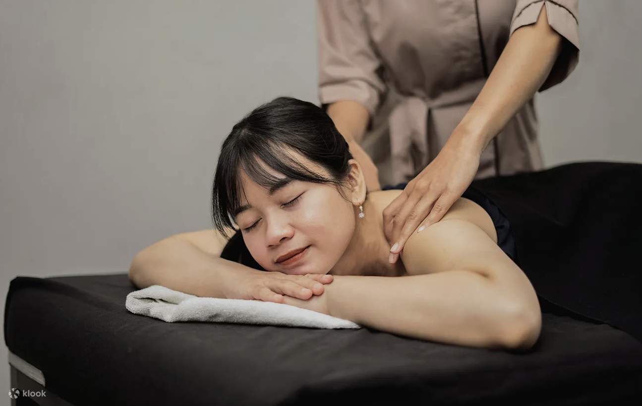 De WAVE Family Massage & Reflexology Plaza Ambarrukmo ใน ยอกยาการ์ตา