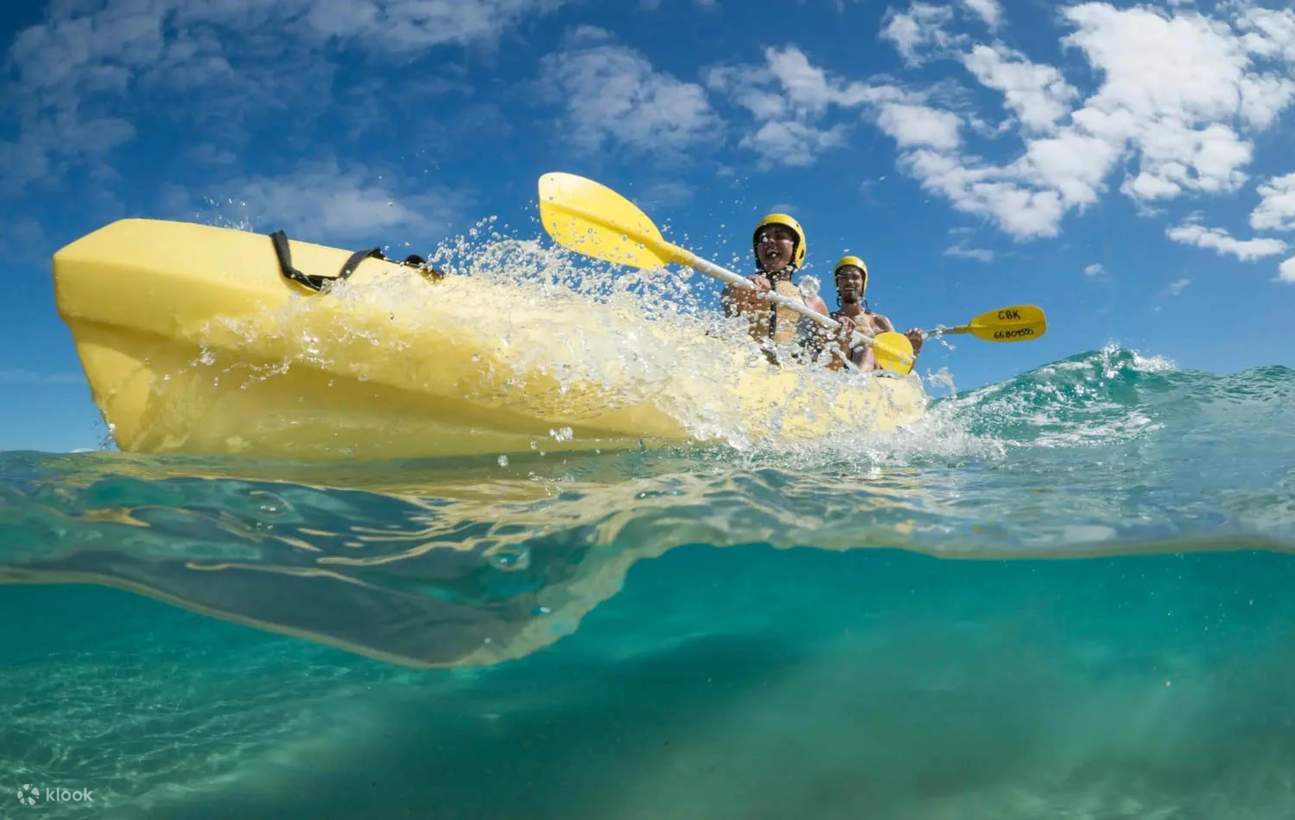 Kayak éclaboussant palpitant