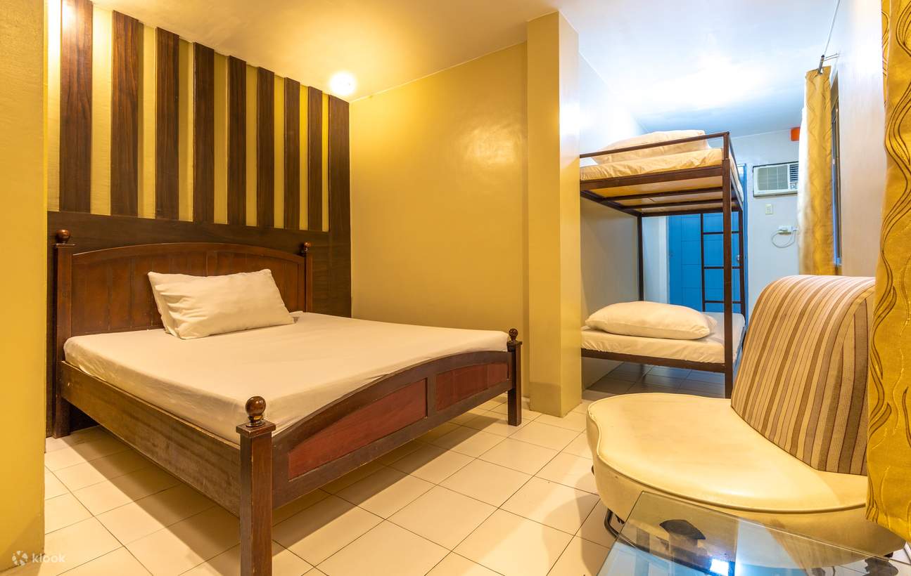 Chambre avec un lit et un fauteuil inclinable