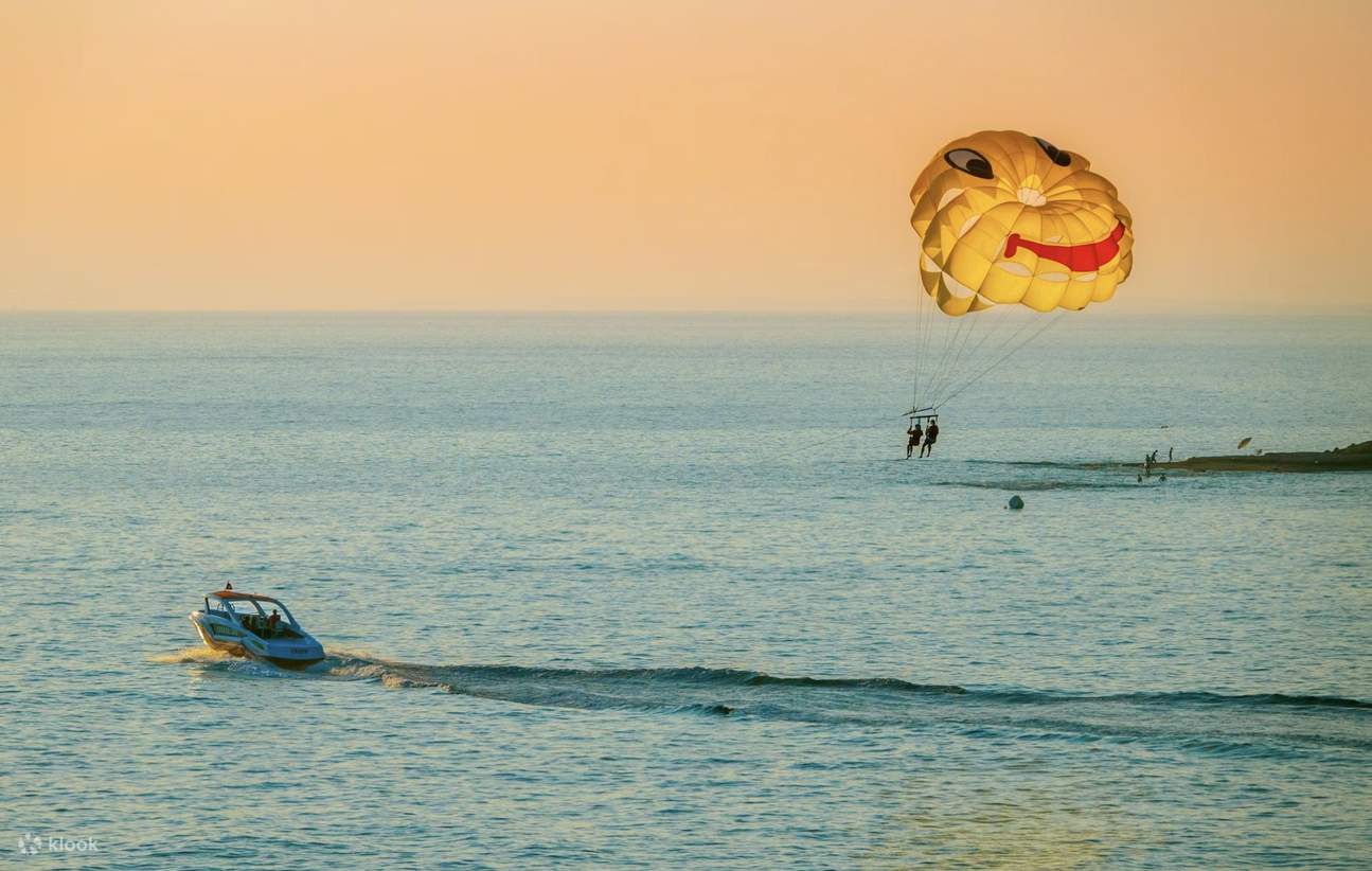 Bãi biển Baga: Chuyến đi dù lượn đôi