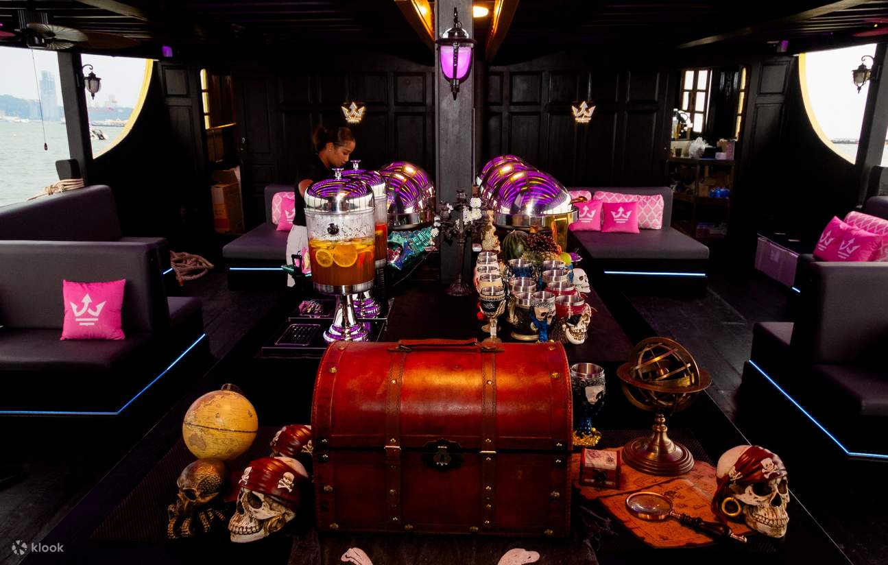 乘坐LORD黑珍珠海盜船，體驗前往小珊瑚島的巡遊之旅