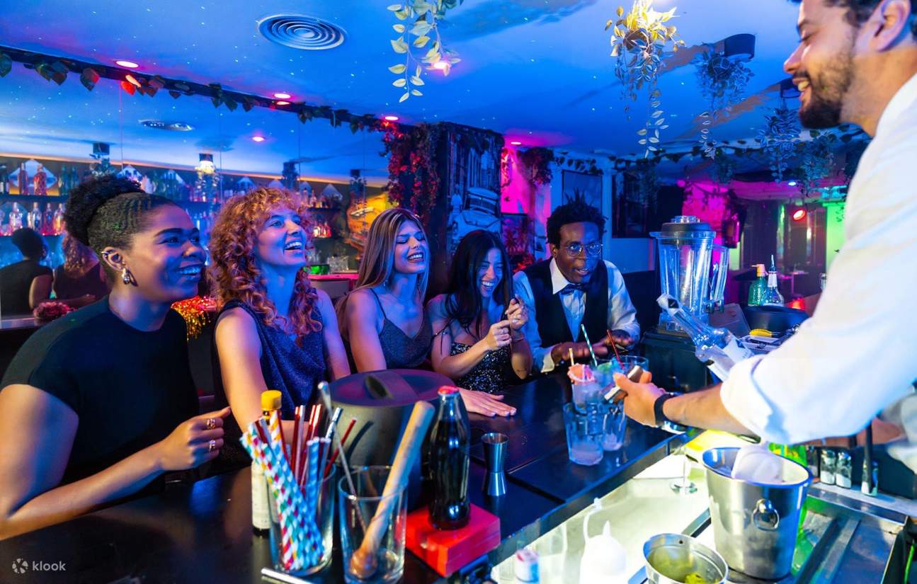 Pengalaman Melompat Pub Berpandu di Pune: Jalan, Minum, Ulang