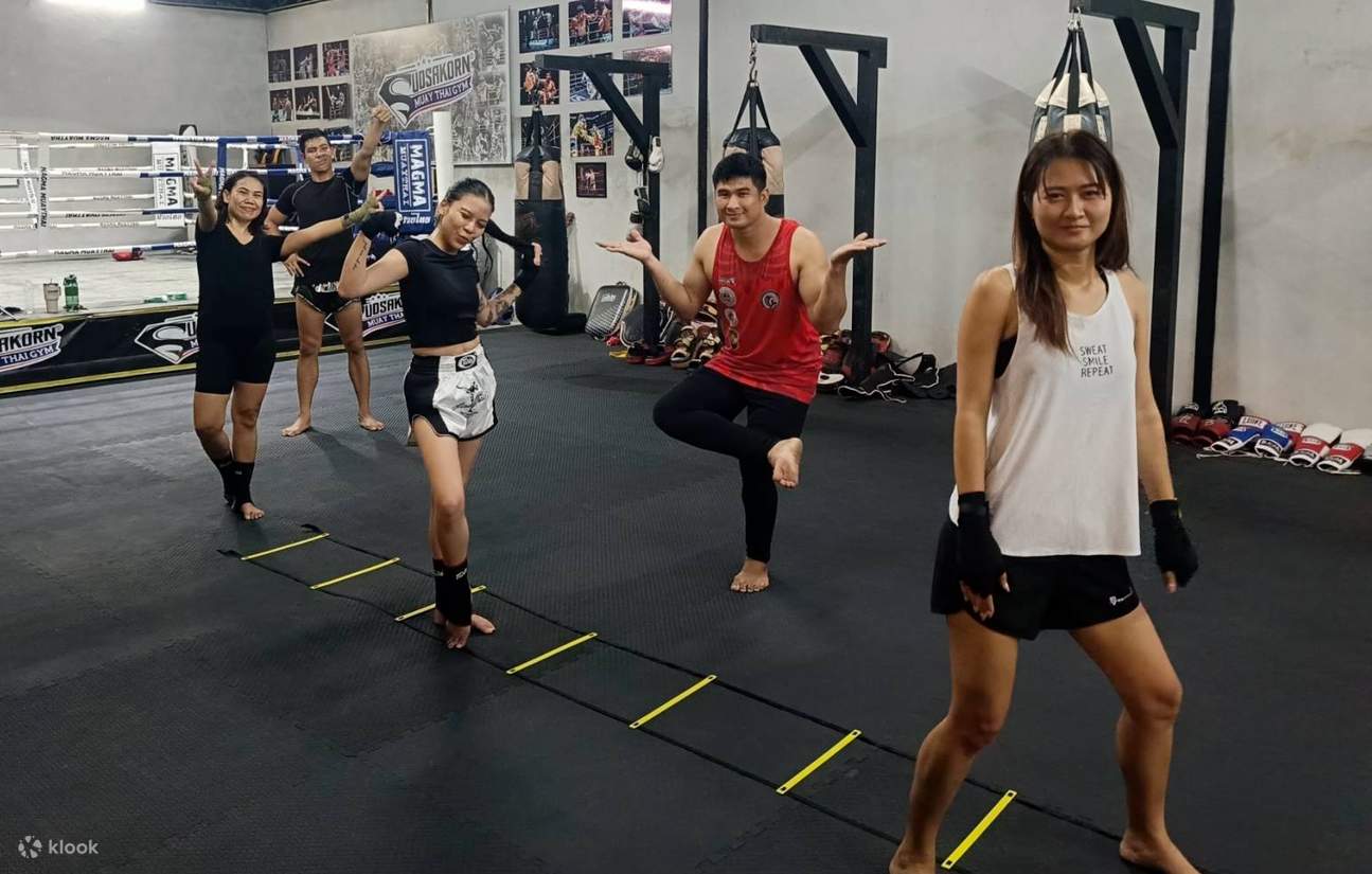 คุณผู้หญิงก็สามารถเข้าร่วมได้เช่นกัน เพราะคลาสของเราเป็นมิตรกับผู้หญิง นอกจากนี้ คลาสเรียนยังเหมาะสำหรับเด็ก ๆ ทำให้เป็นกิจกรรมสนุก ๆ สำหรับครอบครัวได้อีกด้วย