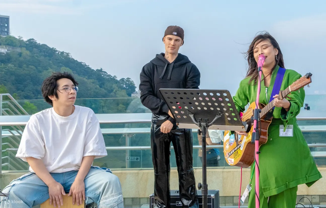 Justin Bieber 快闪太平山顶 与一众歌迷嗨翻凌霄阁摩天台 428