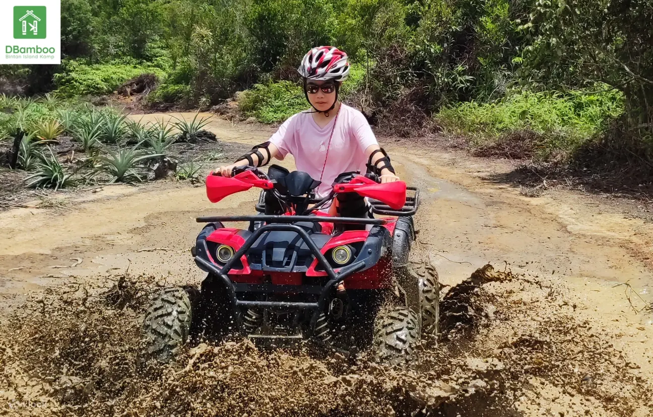 泥泞、速度、纯粹的肾上腺素！💥
D’Bamboo Kamp 的 ATV 探险之旅——刺激开始！🛞🌿