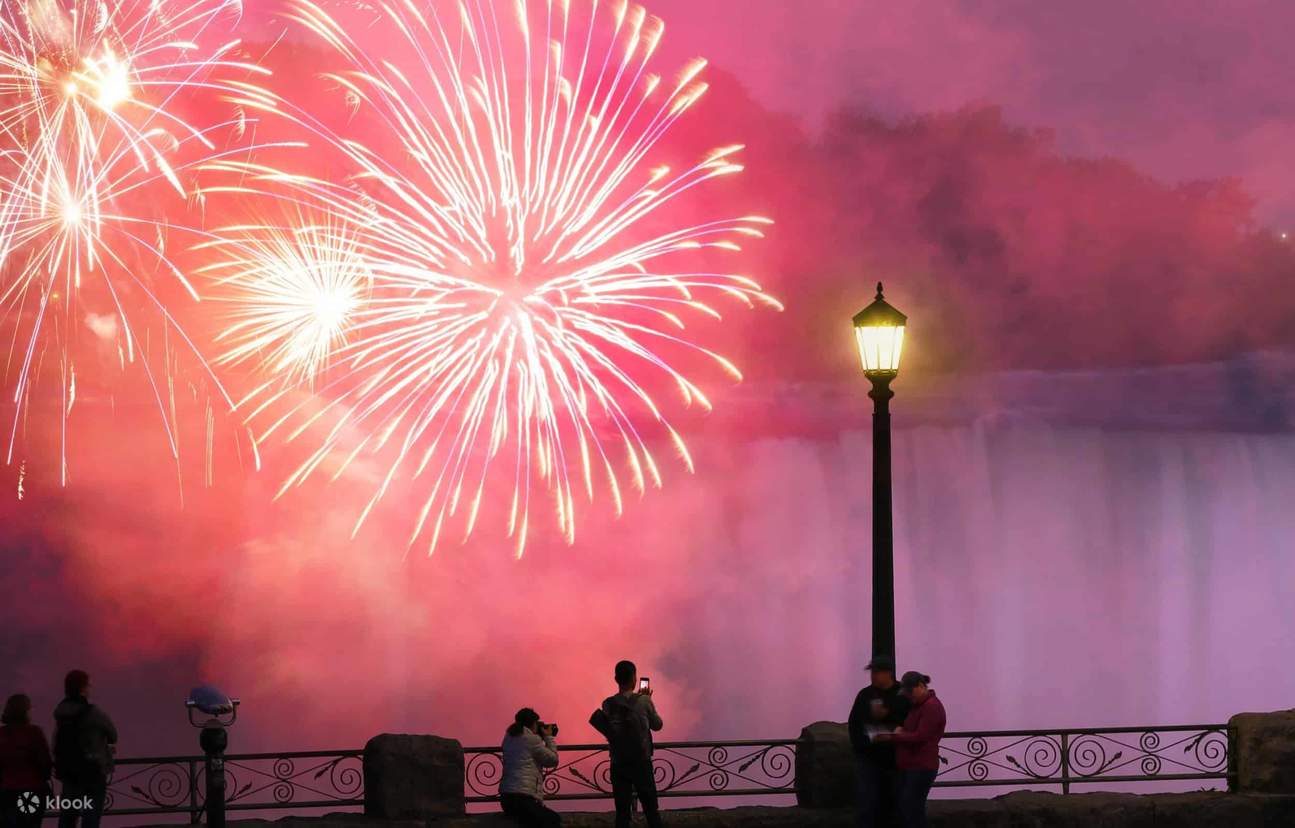 niagara falls crowd on independence day