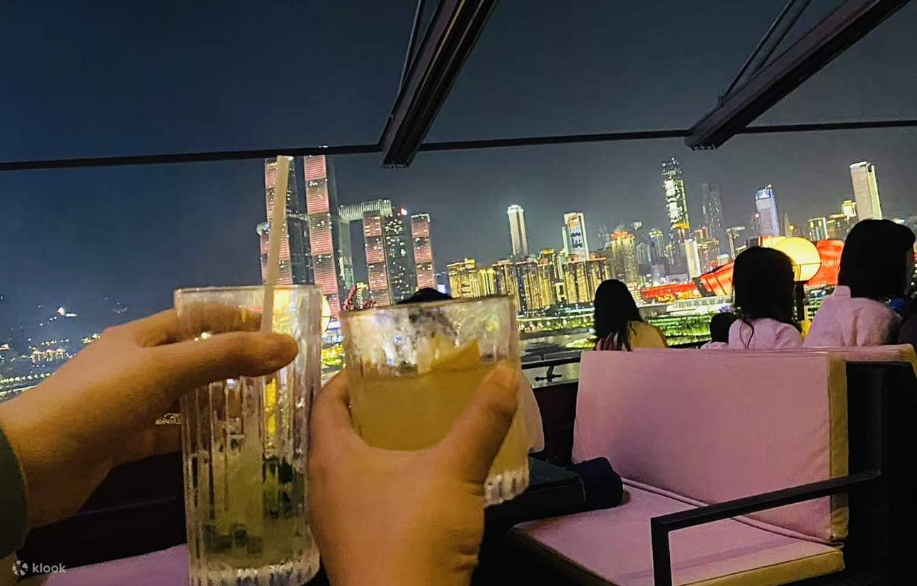 Erleben Sie Chongqing's lokales Nachtleben mit Einheimischen: BBQ + Flussufer-Nachtansicht + Bar-angesäusert - Eatwith