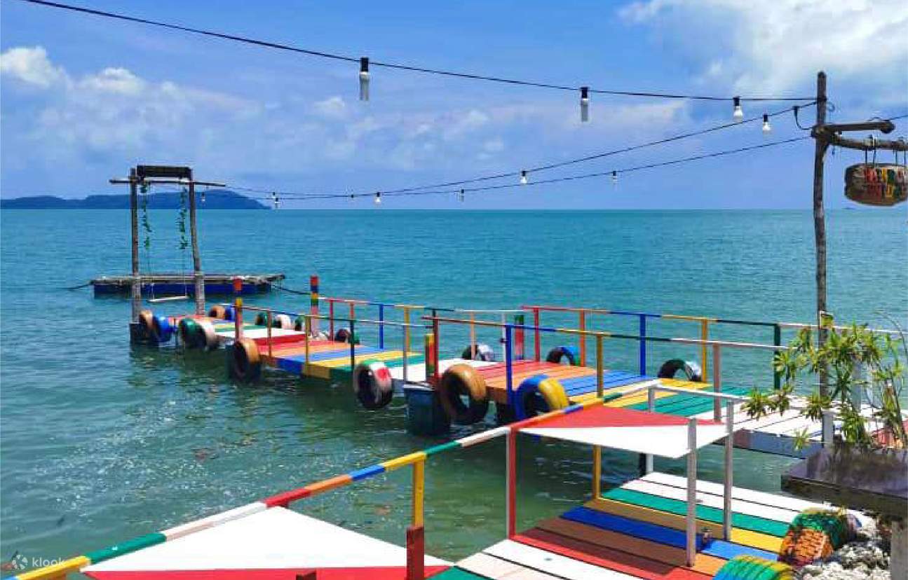 Kapal Layar 餐厅的彩虹桥